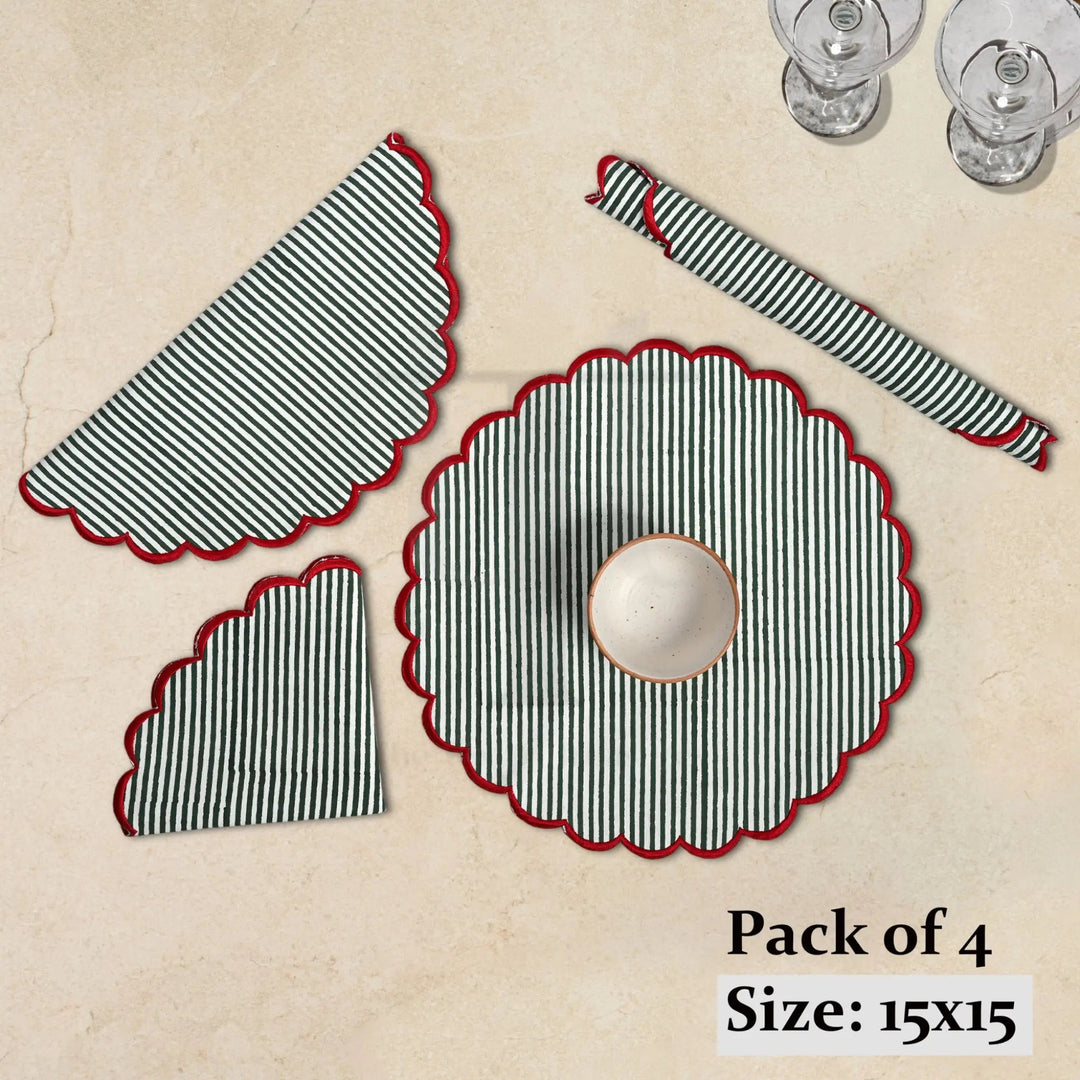 Pack of 4 striped placemats on a beige surface with text indicating size and quantity.