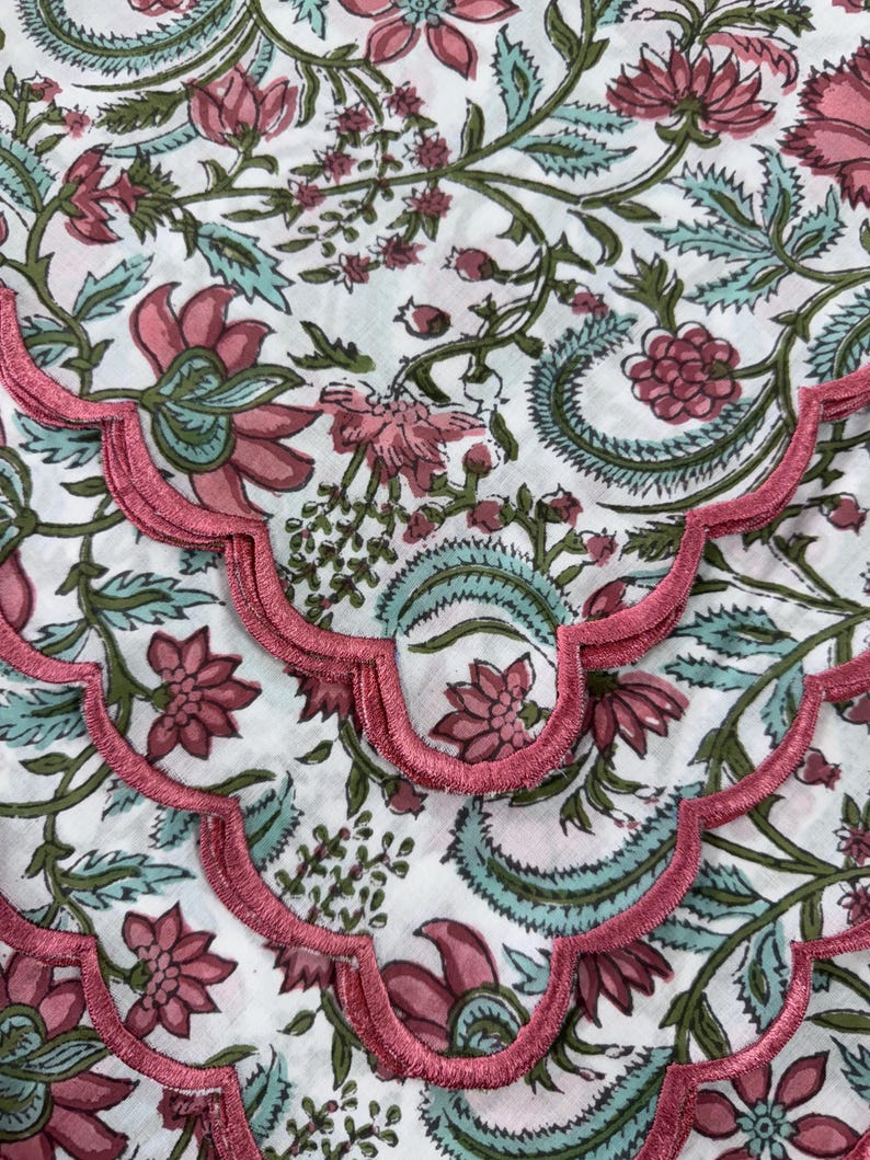 Tulip Pink and Mint Green Scallop Scallop Embroidery Napkins