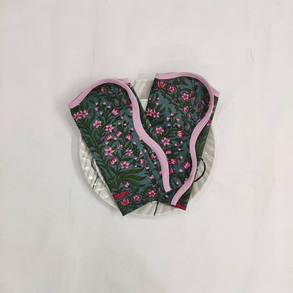 Scalloped napkin, wedding napkin, Set of 4, People pink Flowers on white Fabric, Print by Hand Block,Sustainable Cloth Napkins